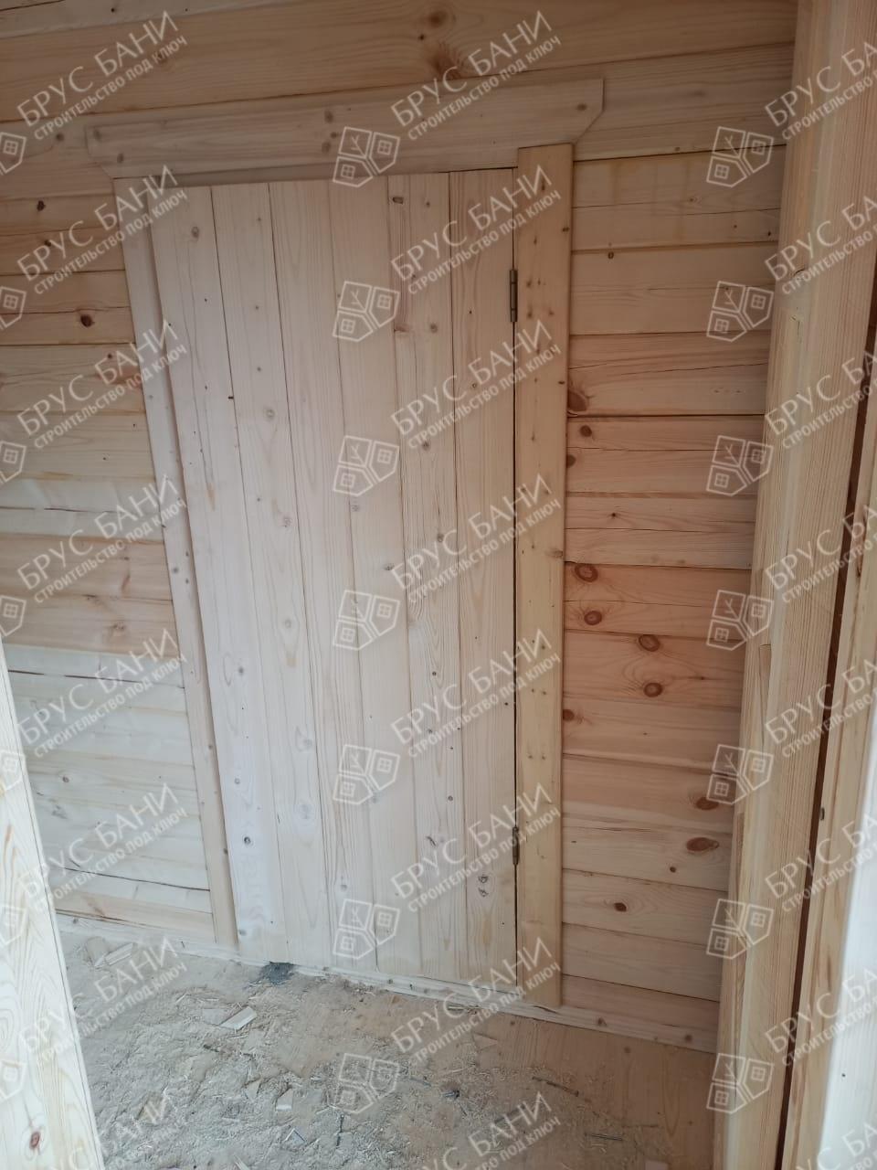 Деревянная дверь в бане