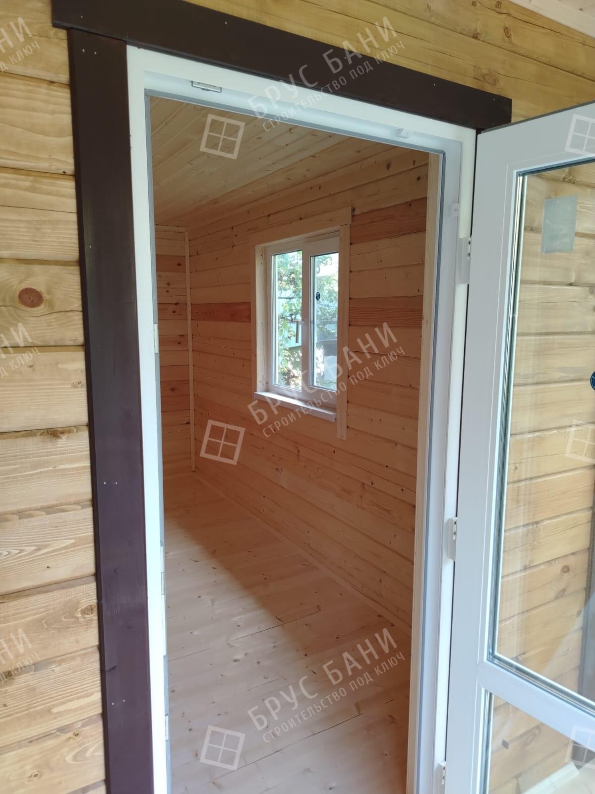 Входная дверь ПВХ в баню из бруса