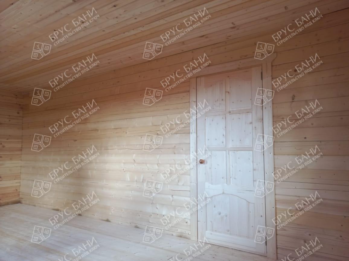 Деревянная дверь в доме