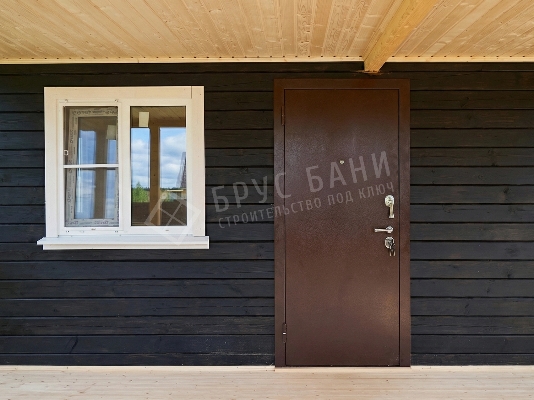 Входная дверь у бани из бруса 6х6