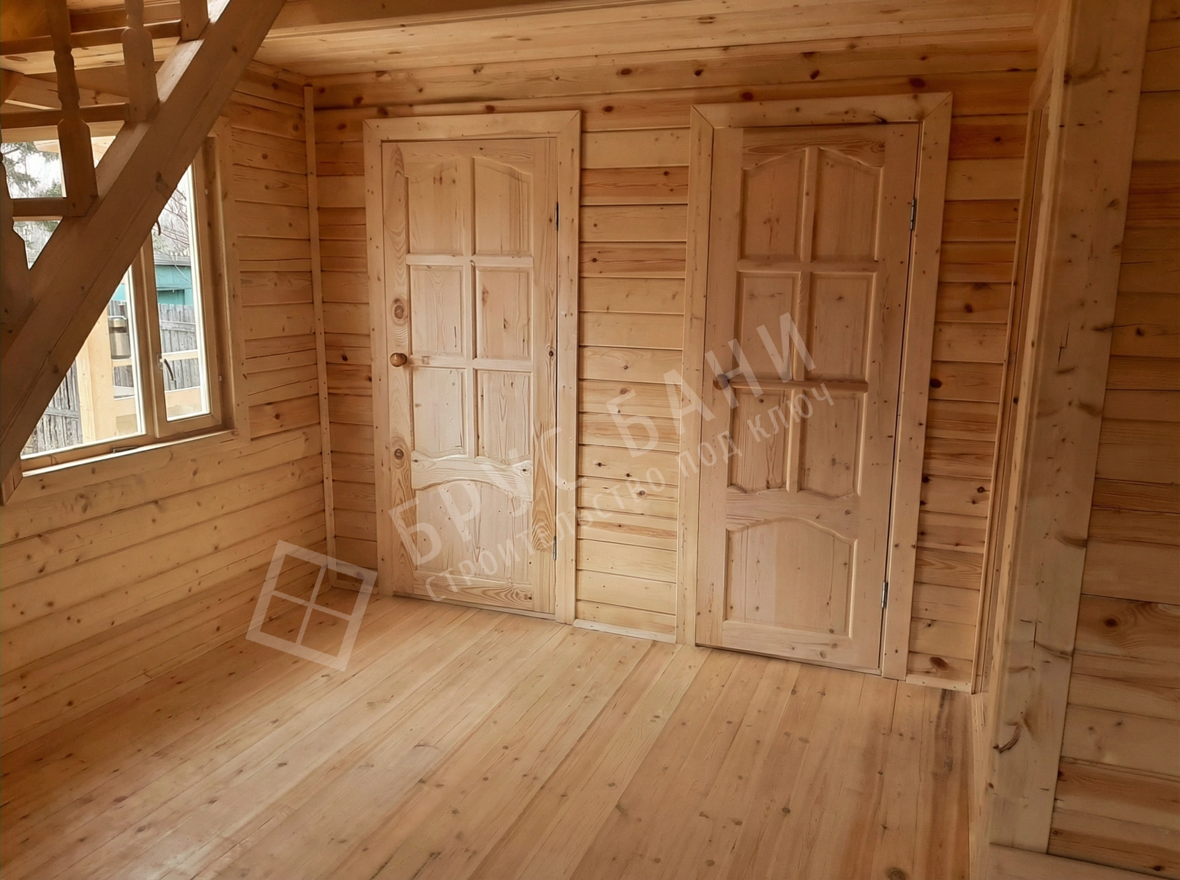 двери в доме из бруса