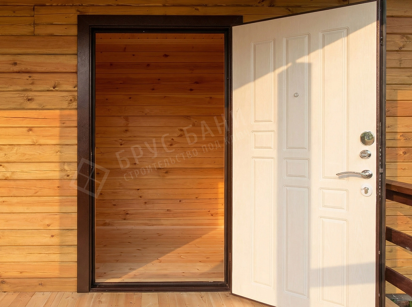 Входная дверь в бане