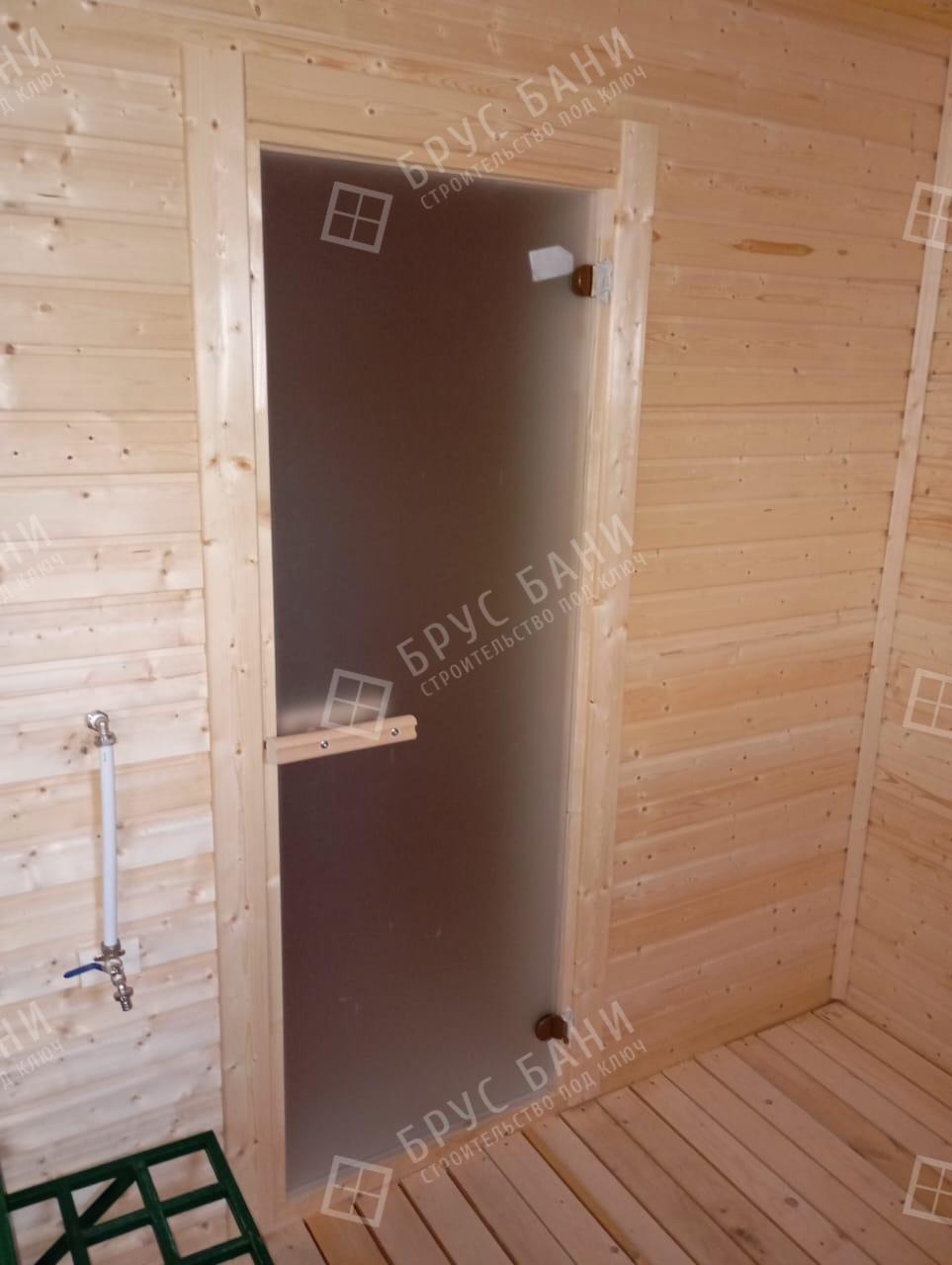 Дверь в парную в каркасной бане 4х6