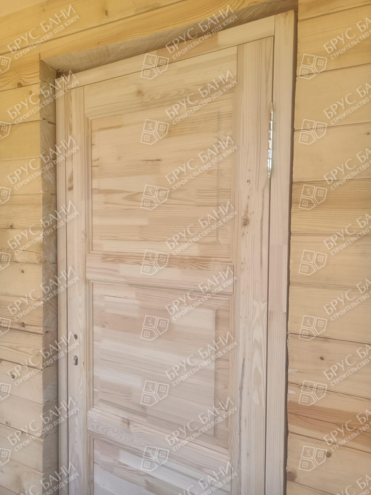 Деревянные двери в доме