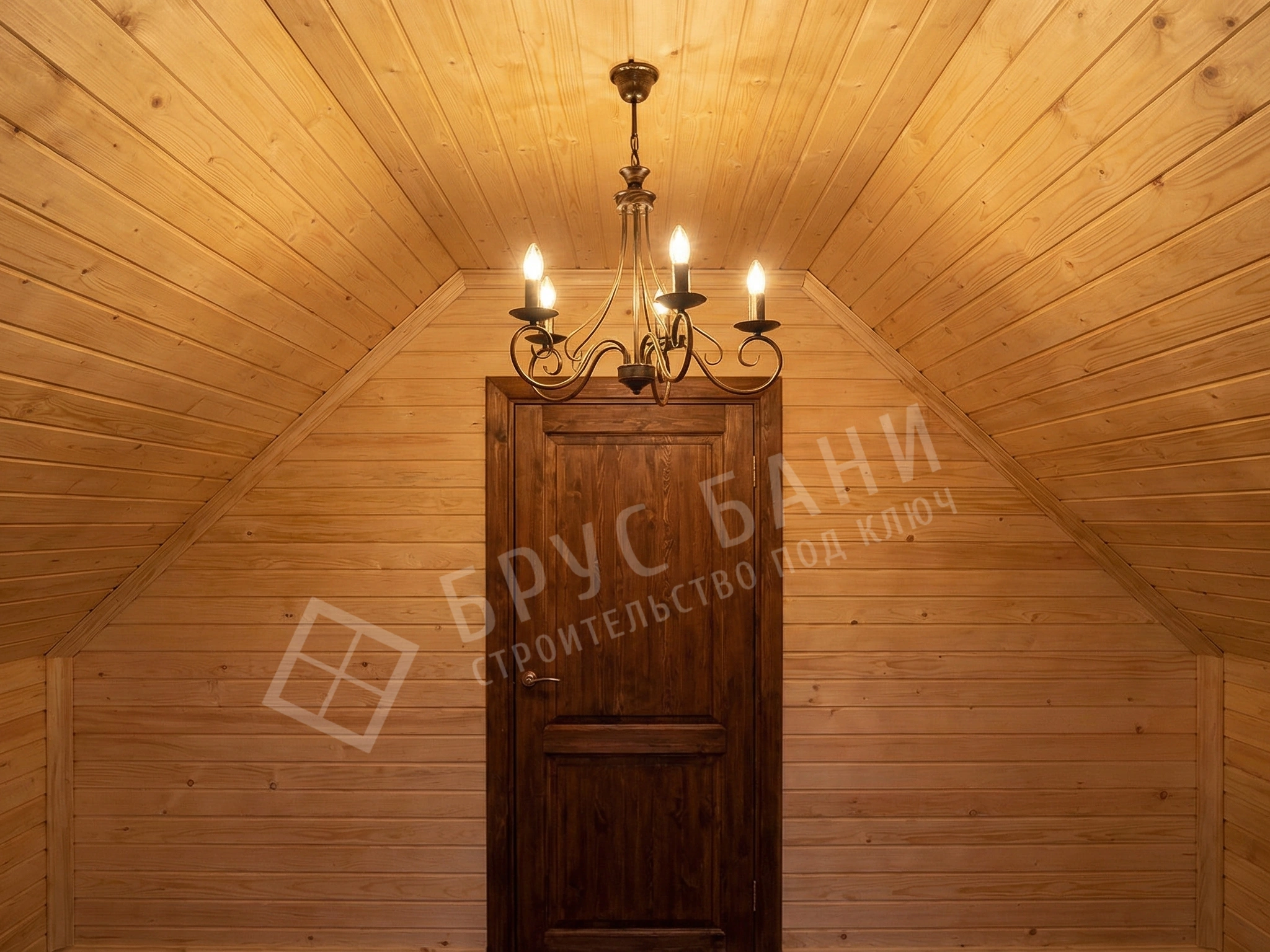 Люстра в комнате на мансарде