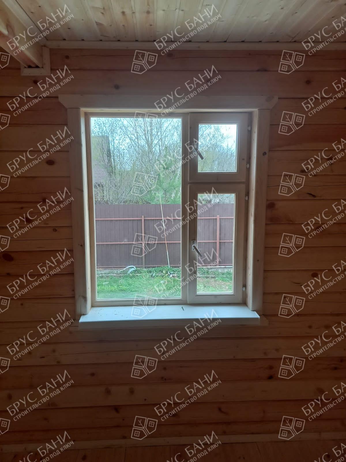 Деревянное окно в бане