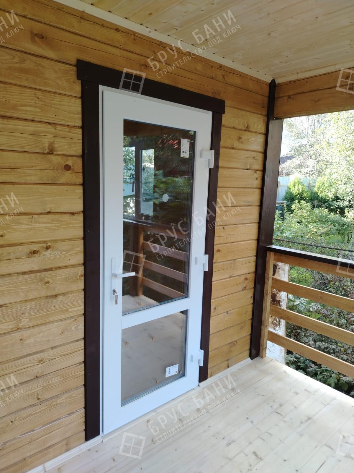 Входная дверь ПВХ в баню из бруса