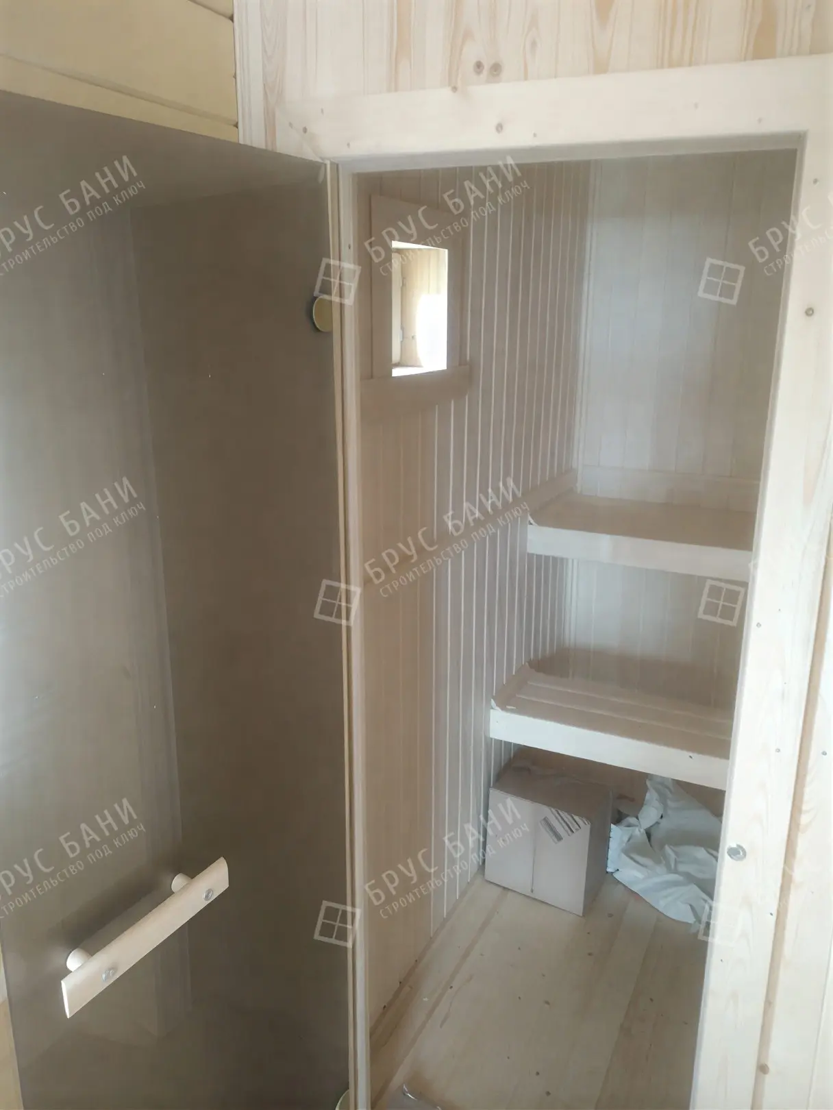 Стеклянная дверь в парную