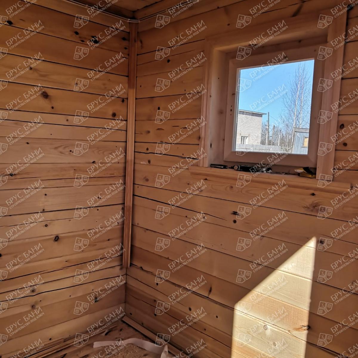 Окно деревянное в комнате отдыха 600х600мм, стены брус камерной сушки