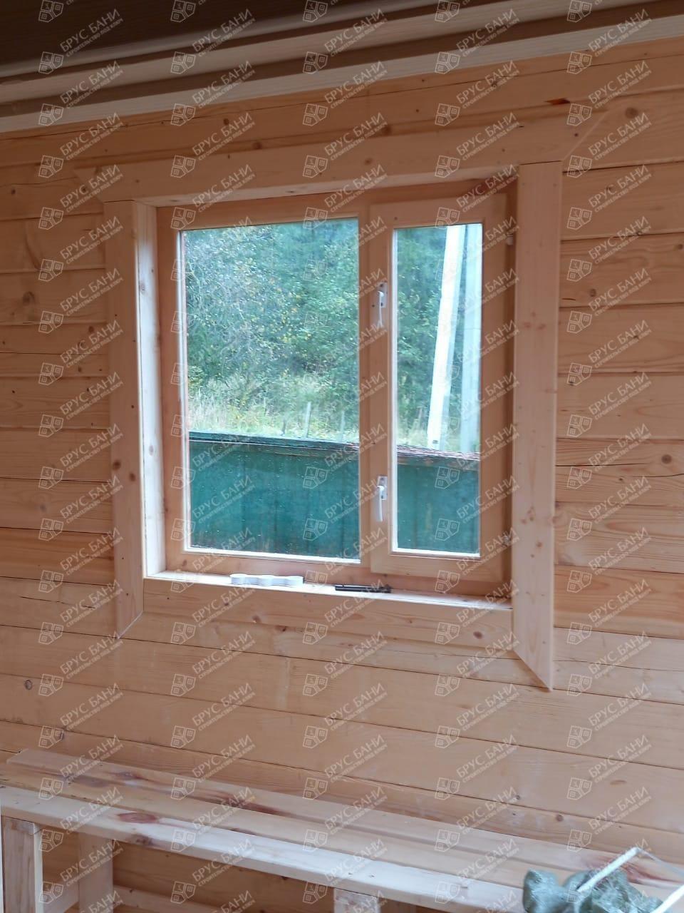Деревянное окно в бане