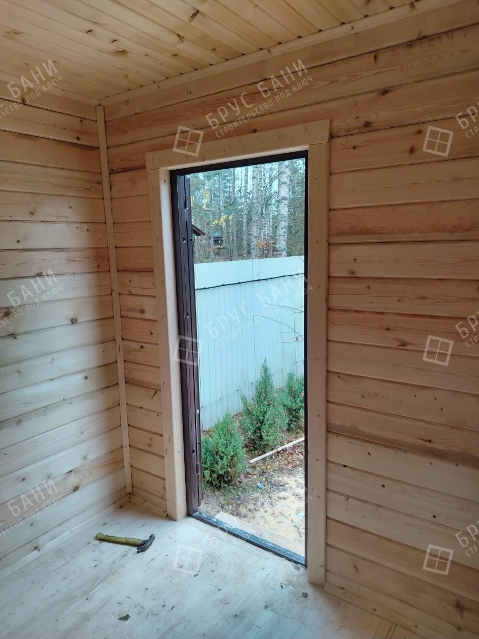 Входная дверь в бане из бруса 3х6