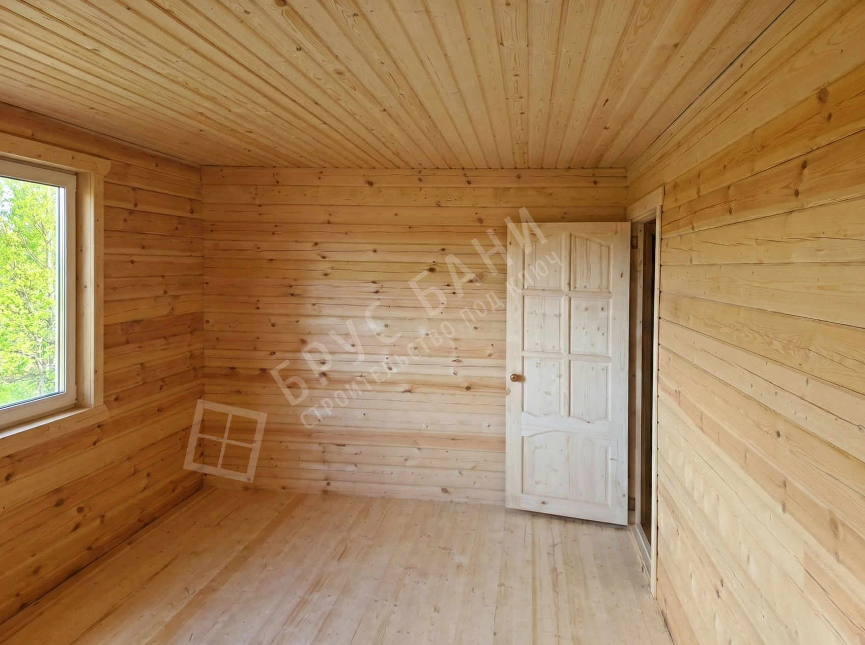 Деревянная дверь в доме