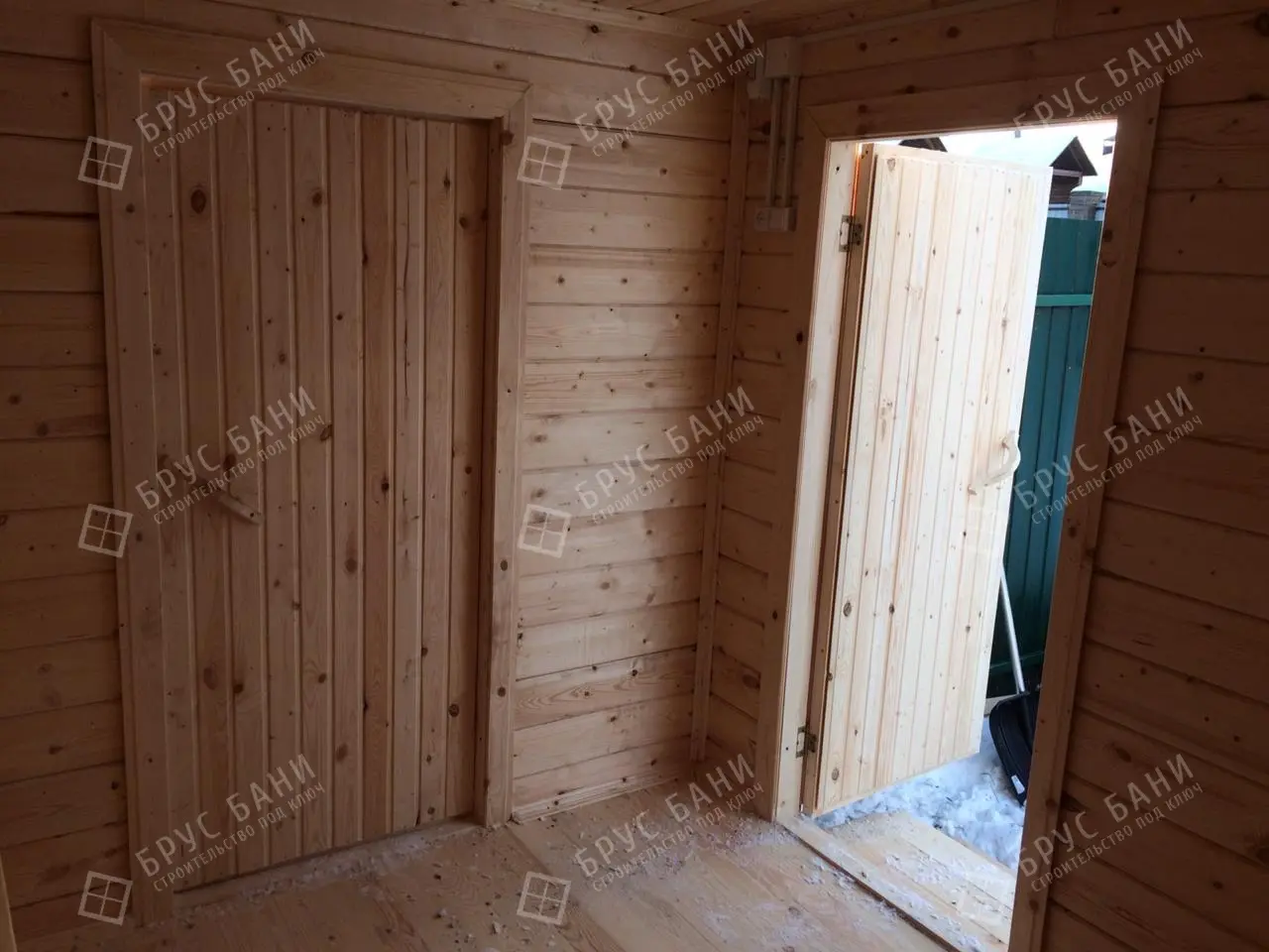 Деревянные двери в бане