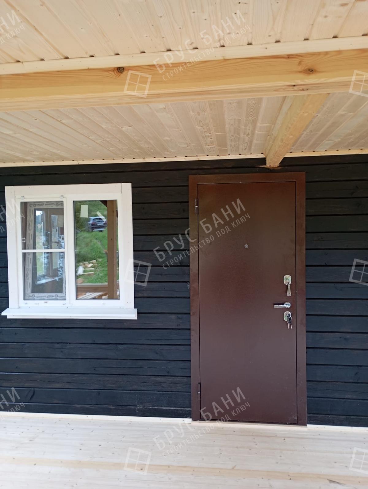 Входная дверь у бани из бруса 6х6