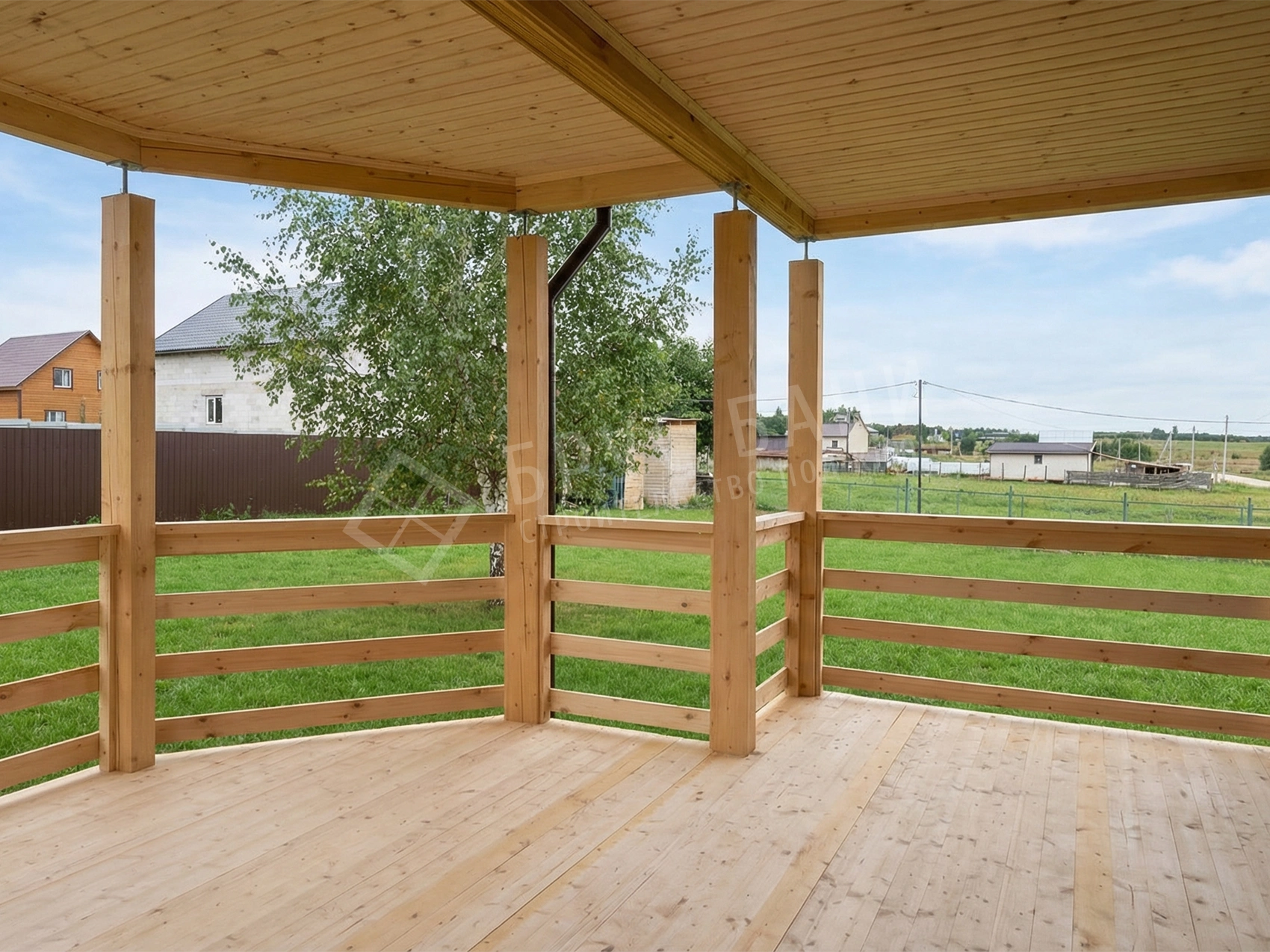 Терраса у бани из бруса 6х6