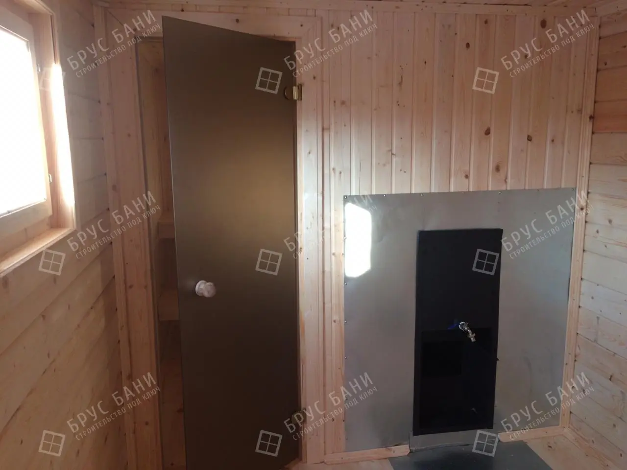 Стеклянная дверь в бане