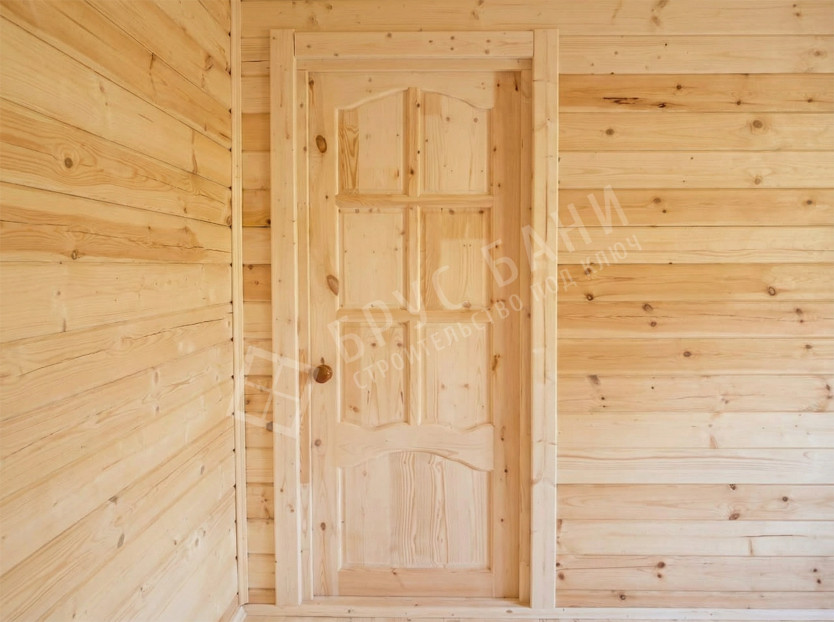 Дверь в доме из бруса
