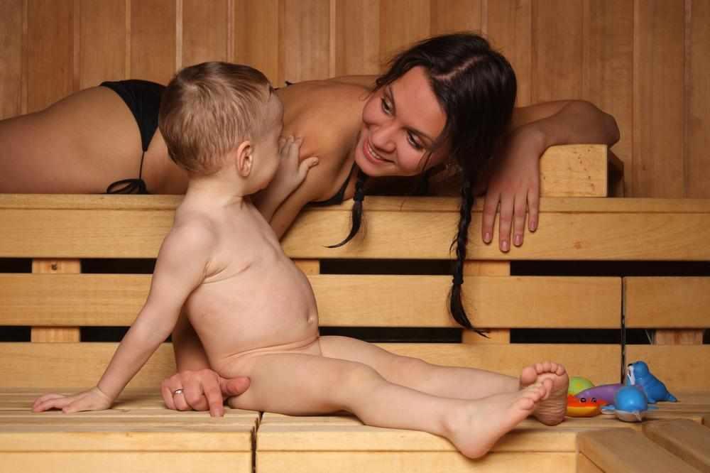 Ребенок с мамой в бане
