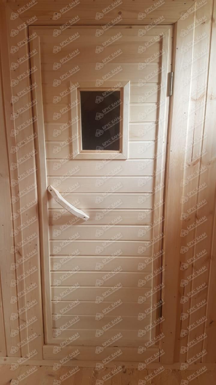 Деревянная дверь в бане