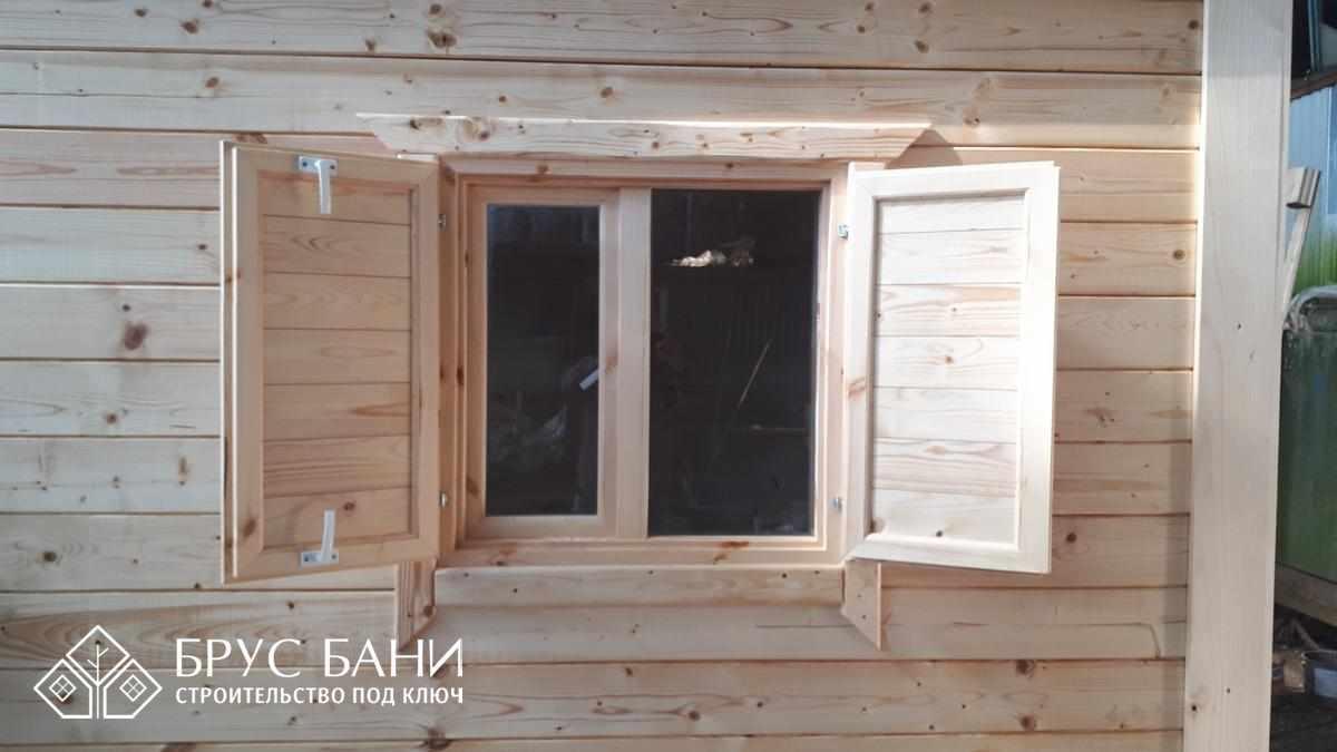 Окно с распашными деревянными ставнями