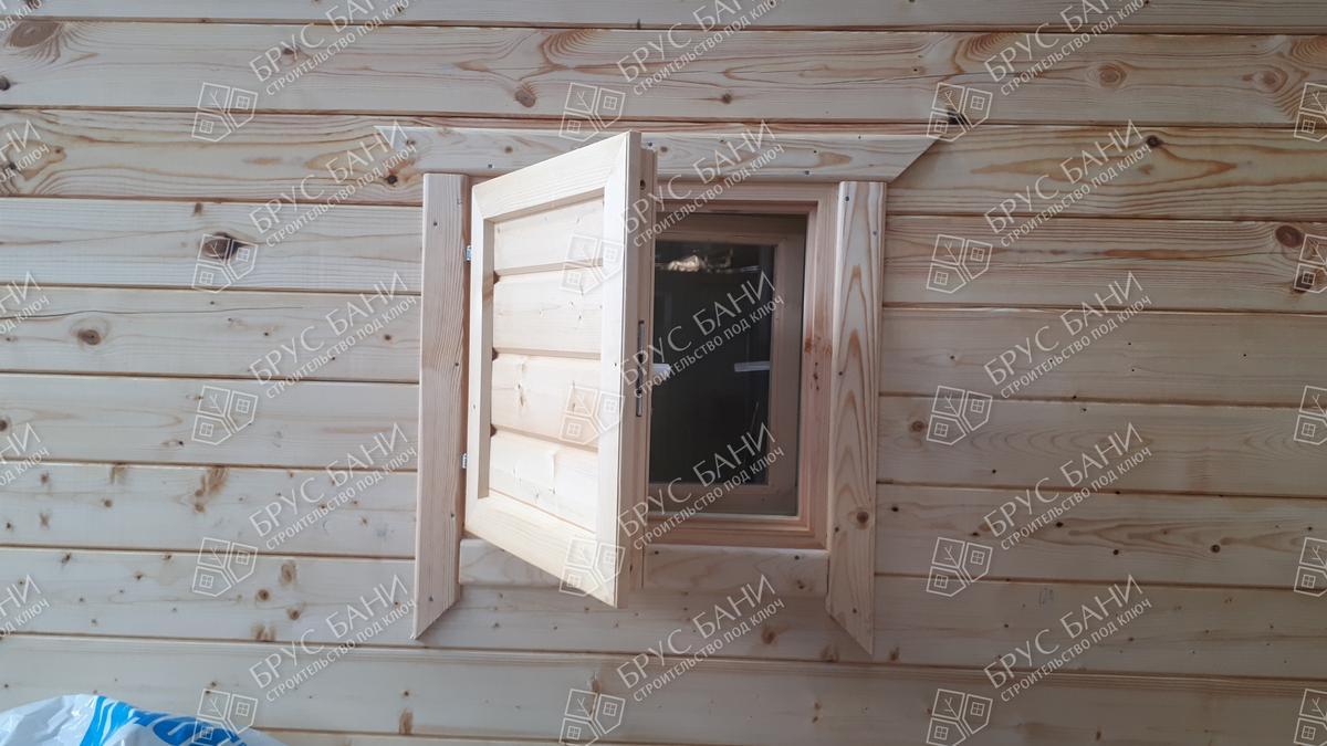 Окно деревянное, с деревянным ставнем