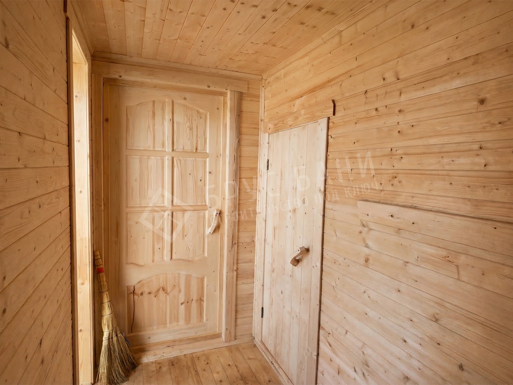 Деревянные двери в бане